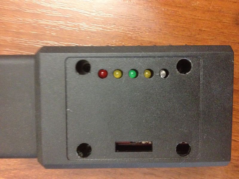 Вид сверху под наклейкой, надо искать 3 самореза или обратно на клей посадить.