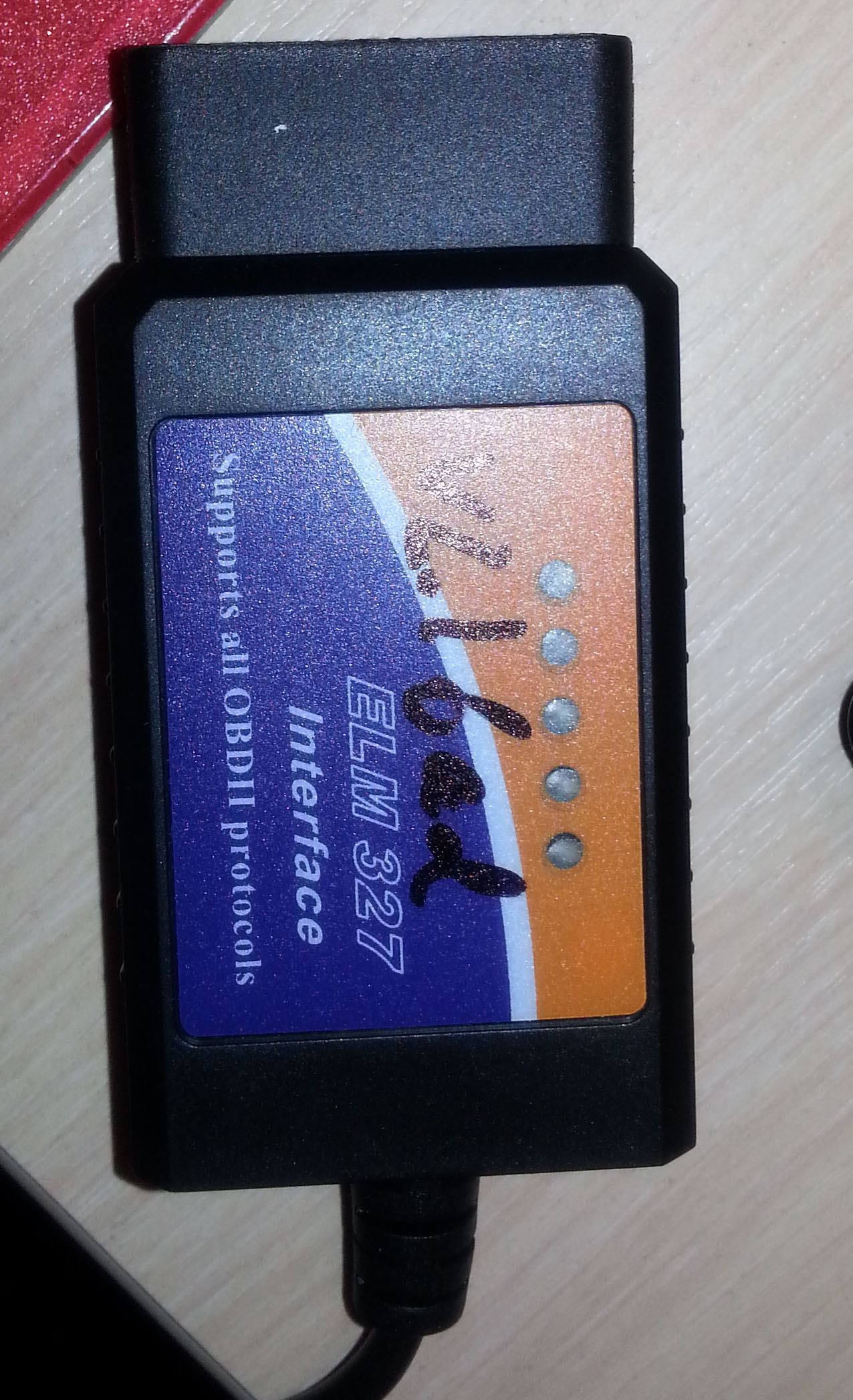 С виду самый обычный клон (надпись маркером сделали мы), но китайцы даже на саморезах сэкономили - корпус склеен (не скручен).