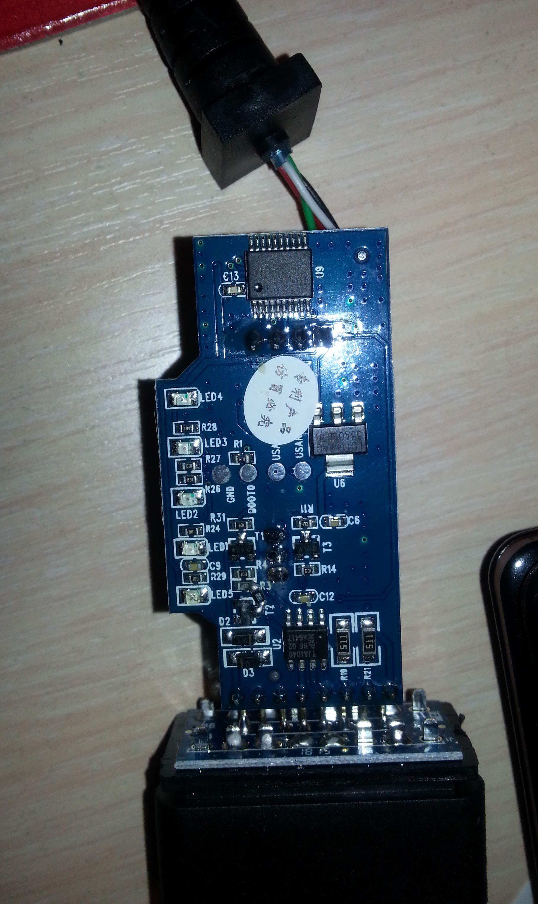 На фото номинал не видно, но сверху чисто китайский USB-UART чип CH340 (http://wch.cn/), вместо изученных уже вдоль и поперек чипов Prolific, FTDI и Silicon Labs. Естественно, для удешевления.